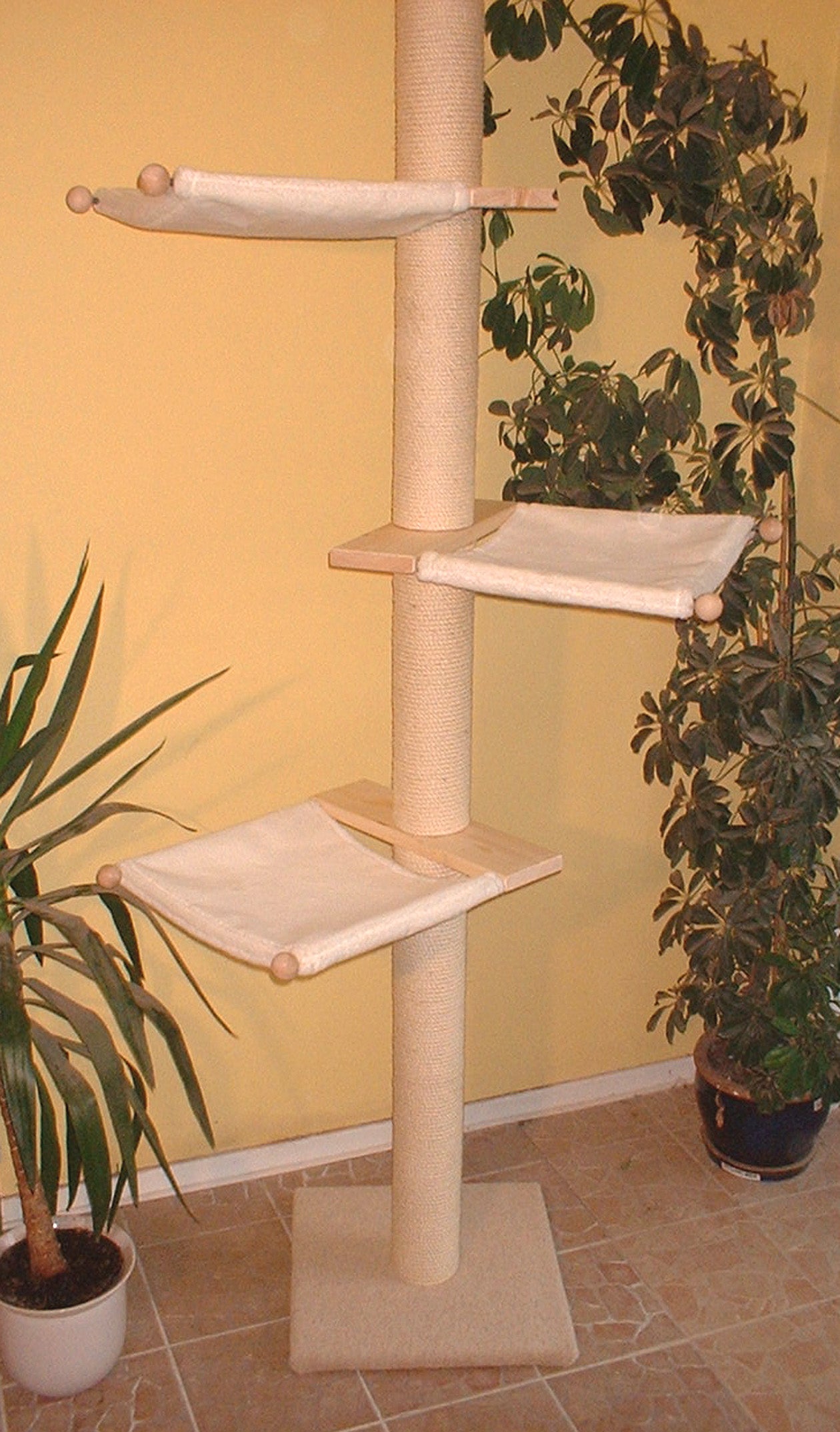 Der Deckenkratzbaum Jacky O. von PetFun